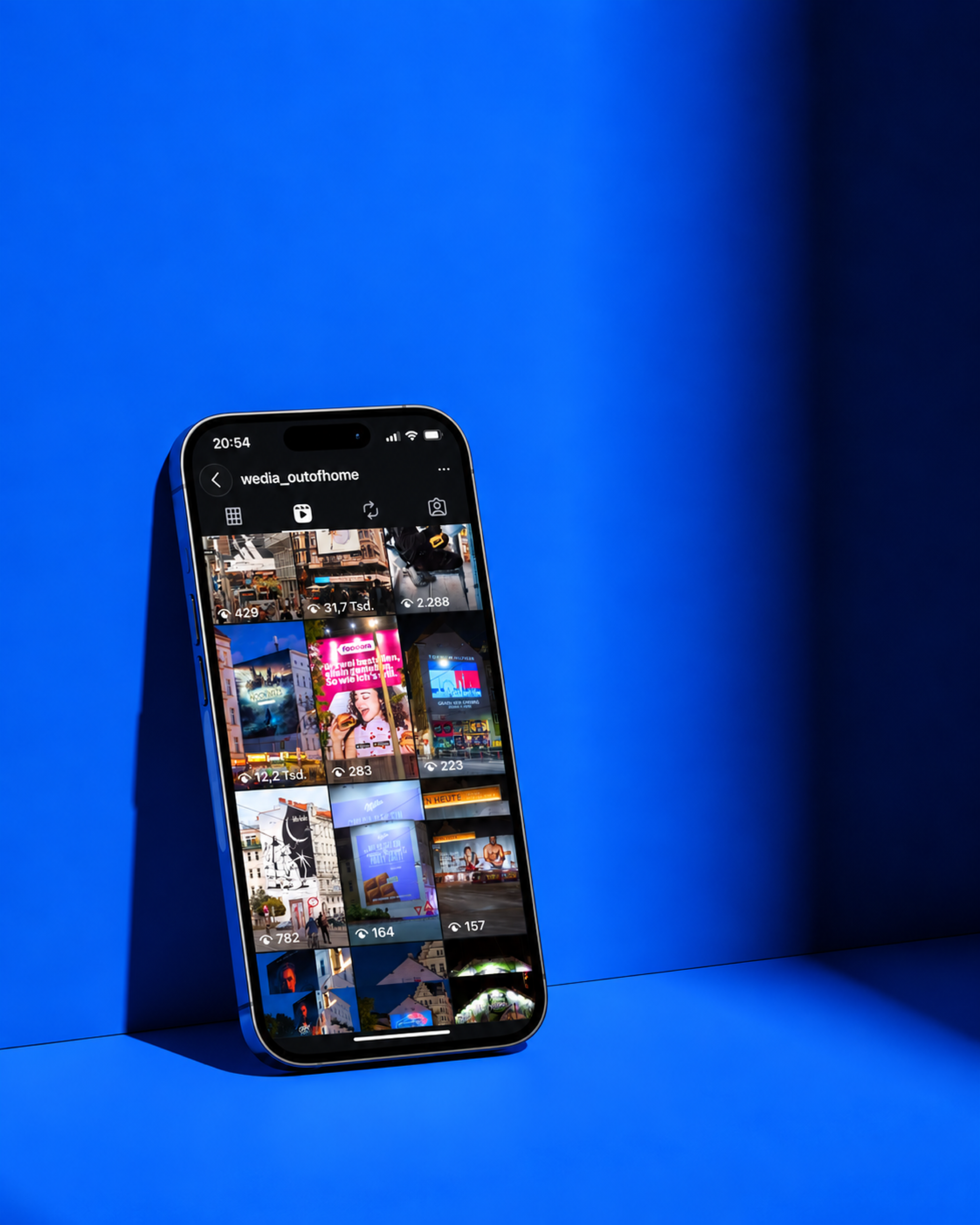 Wedia-Outofhome-iPhone-Blau-Links-4K